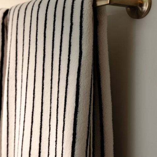 2 Seashellwithblackstripe Luxestripedbathtowels