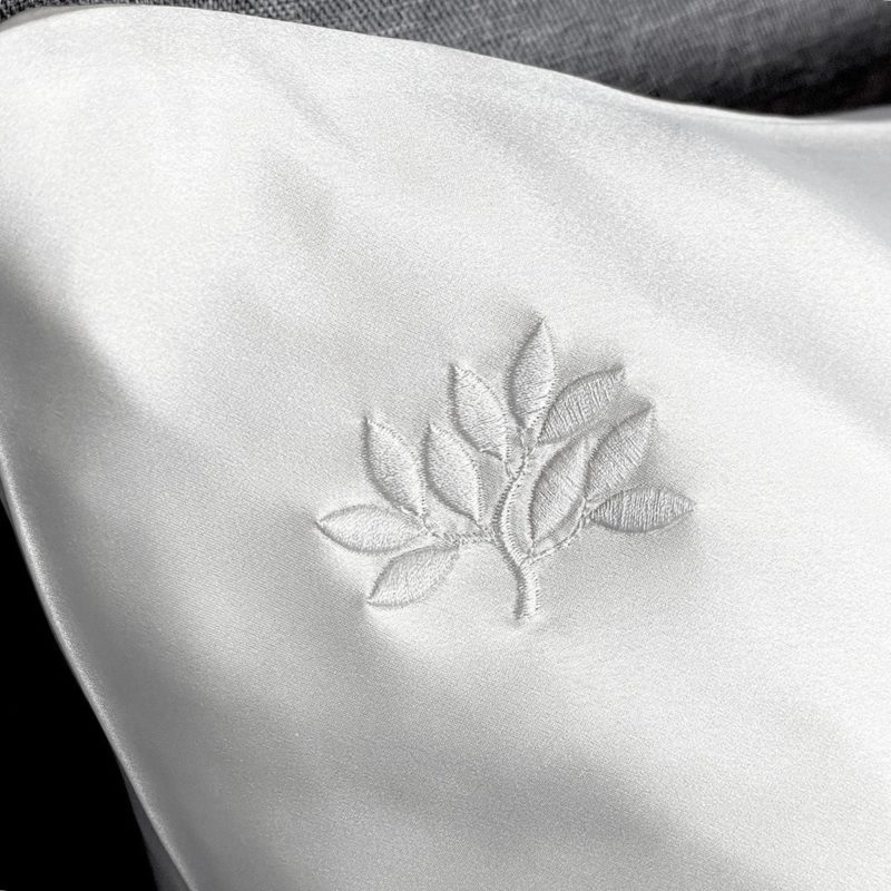 MulberryParkSilks SignatureGiftSet White22MommeSilkPillowcasewithZipperClosurewithPlumSilkSleepMask EmbroideryDetail 1